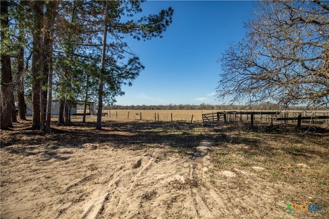 1387 County Road 304, Floresville, TX 78114