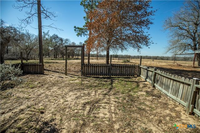 1387 County Road 304, Floresville, TX 78114