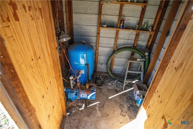 1387 County Road 304, Floresville, TX 78114