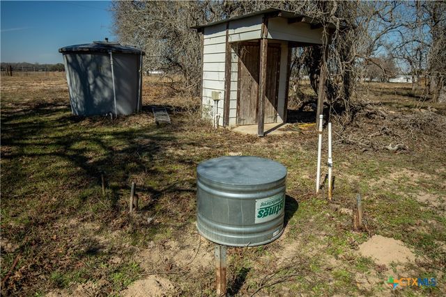 1387 County Road 304, Floresville, TX 78114