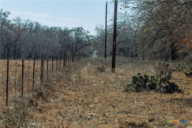 1387 County Road 304, Floresville, TX 78114