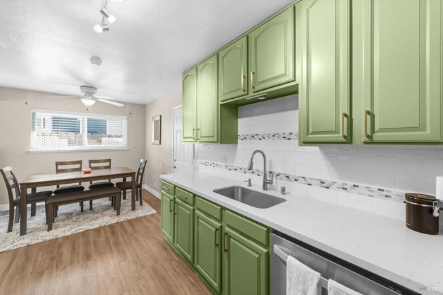 1293 Devonshire Dr, Vacaville, CA 95687