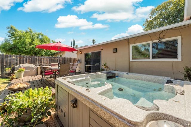 1293 Devonshire Dr, Vacaville, CA 95687
