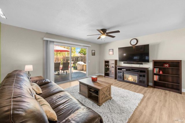 1293 Devonshire Dr, Vacaville, CA 95687