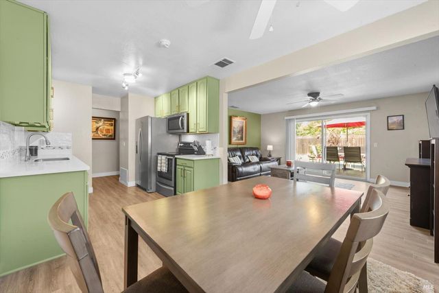 1293 Devonshire Dr, Vacaville, CA 95687