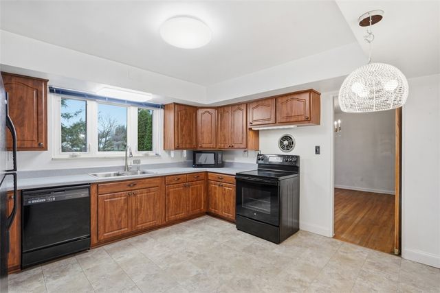 1150 Arrowood Dr, Mt Lebanon, PA 15243