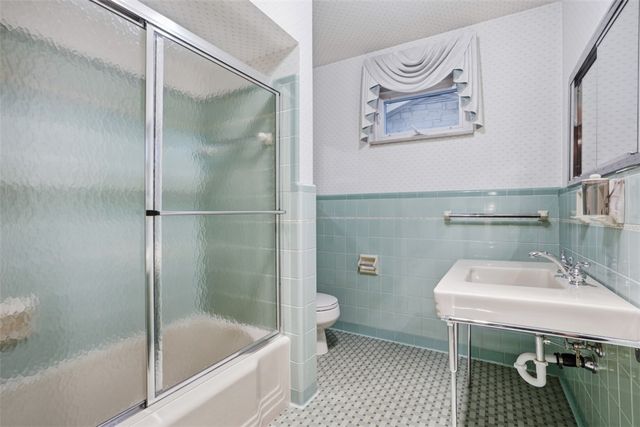 1150 Arrowood Dr, Mt Lebanon, PA 15243