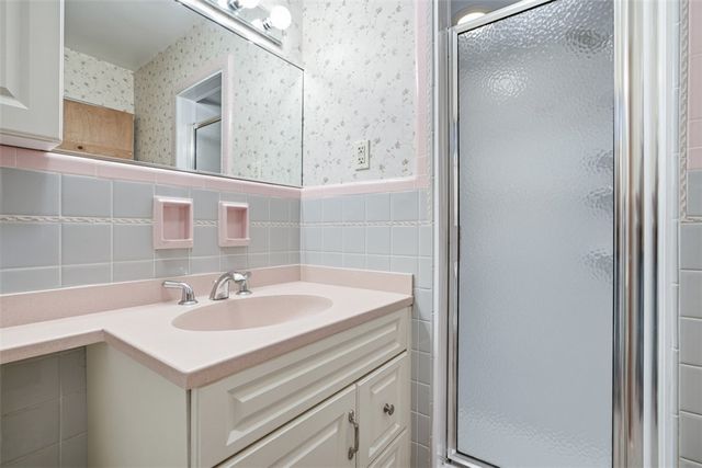 1150 Arrowood Dr, Mt Lebanon, PA 15243