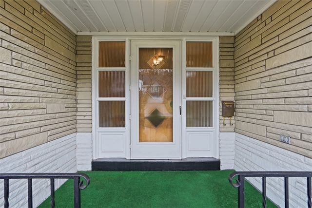 1150 Arrowood Dr, Mt Lebanon, PA 15243