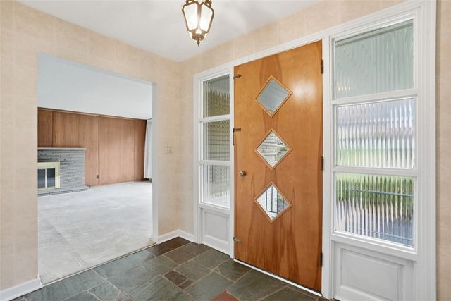 1150 Arrowood Dr, Mt Lebanon, PA 15243