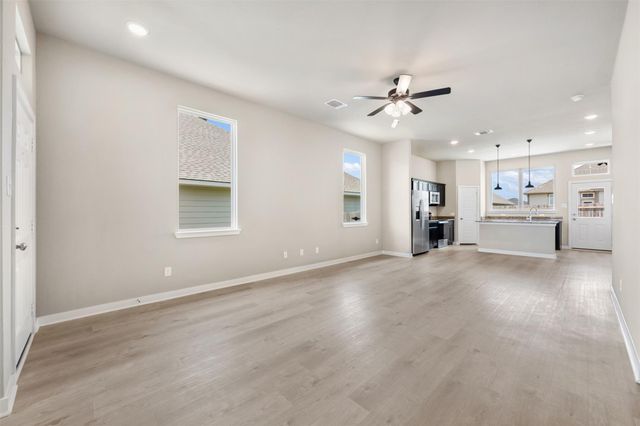 133 Walk Way DR, Jarrell, TX 76537
