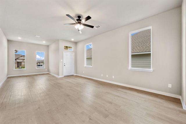133 Walk Way DR, Jarrell, TX 76537