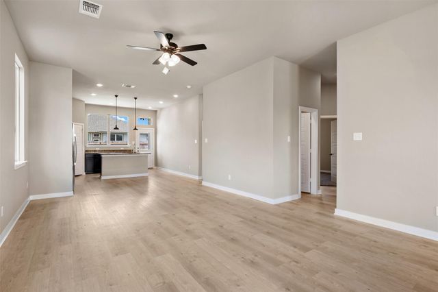 133 Walk Way DR, Jarrell, TX 76537
