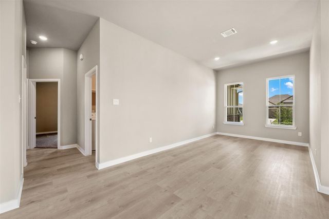 133 Walk Way DR, Jarrell, TX 76537