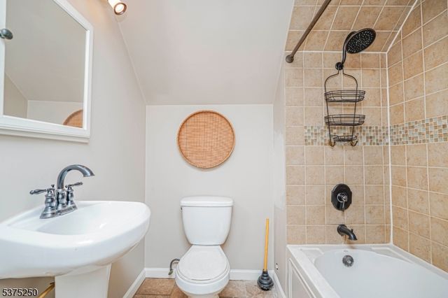 446 E 5th Ave, Roselle Boro, NJ 07203