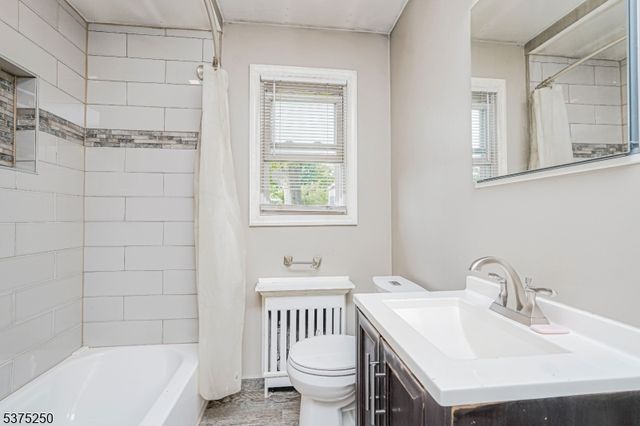 446 E 5th Ave, Roselle Boro, NJ 07203