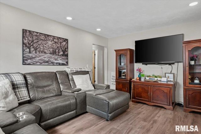 2945 S 3RD Street, Springfield, IL 62703