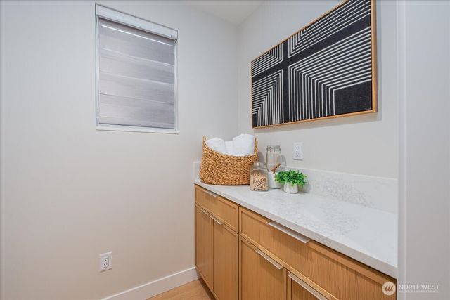 11740 Phinney Avenue N, Seattle, WA 98133