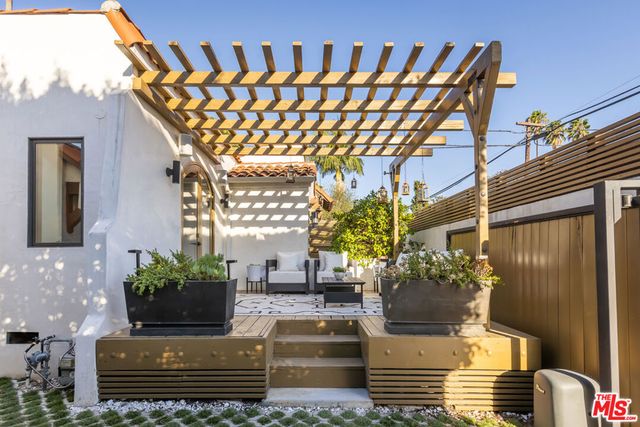 8015 Rosewood Avenue, Los Angeles, CA 90048