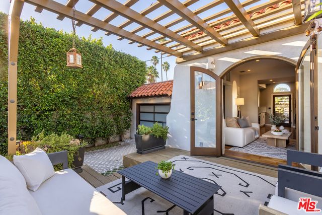 8015 Rosewood Avenue, Los Angeles, CA 90048