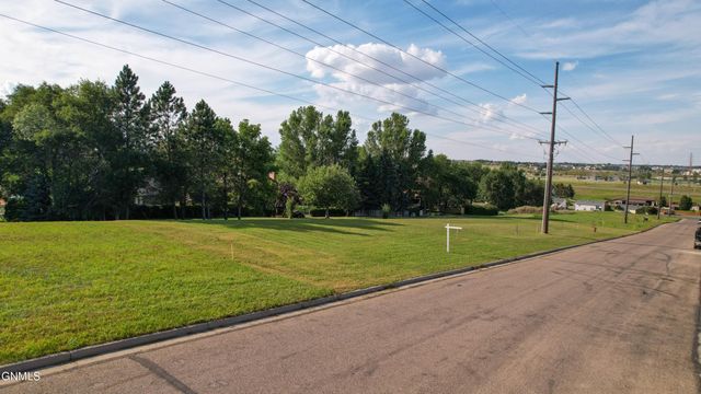 1920 26th Street N, Bismarck, ND 58501 property photo