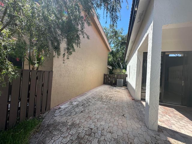 10461 NW 12th Court, Plantation, FL 33322