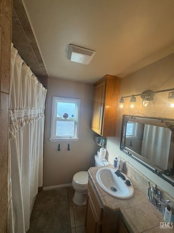 1313 Kelly Street, Bakersfield, CA 93304