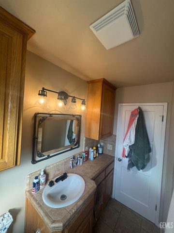 1313 Kelly Street, Bakersfield, CA 93304