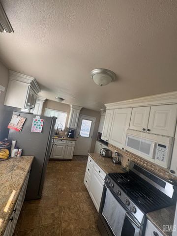 1313 Kelly Street, Bakersfield, CA 93304