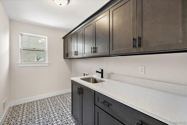 4060 Blossom Drive, Sterling Heights, MI 48314