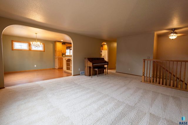 5909 W Chadwick Pl Place, Sioux Falls, SD 57106