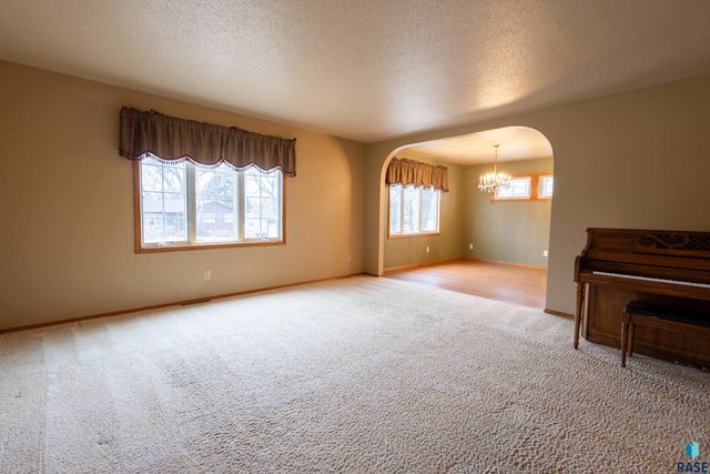 5909 W Chadwick Pl Place, Sioux Falls, SD 57106