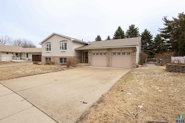 5909 W Chadwick Pl Place, Sioux Falls, SD 57106