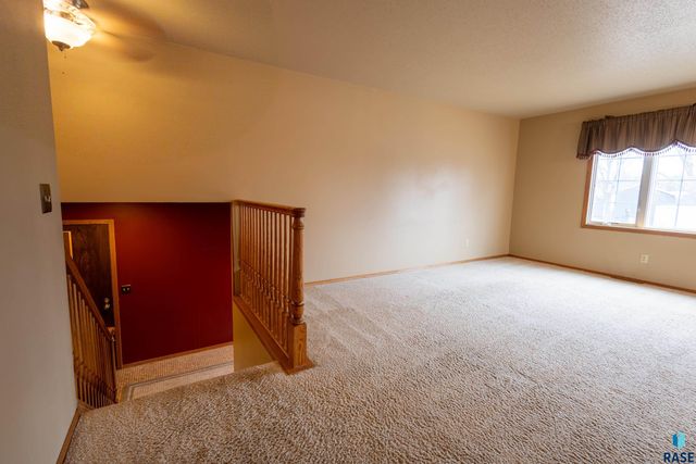 5909 W Chadwick Pl Place, Sioux Falls, SD 57106