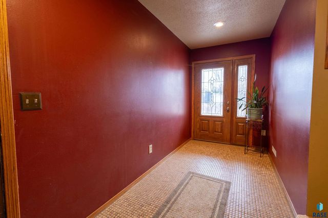 5909 W Chadwick Pl Place, Sioux Falls, SD 57106