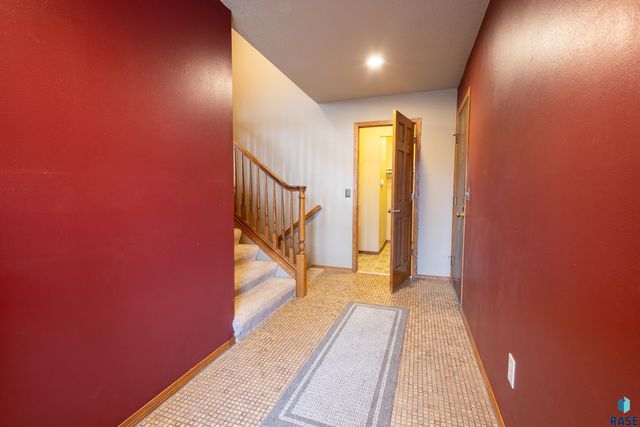 5909 W Chadwick Pl Place, Sioux Falls, SD 57106