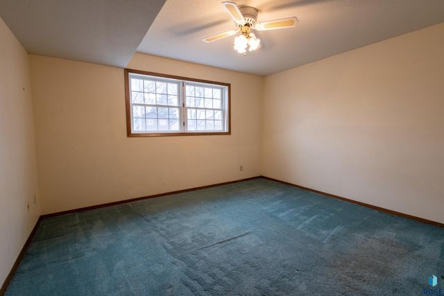 5909 W Chadwick Pl Place, Sioux Falls, SD 57106