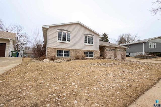 5909 W Chadwick Pl Place, Sioux Falls, SD 57106