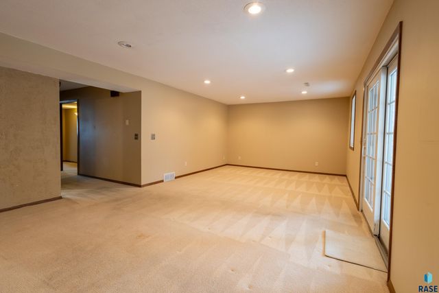 5909 W Chadwick Pl Place, Sioux Falls, SD 57106