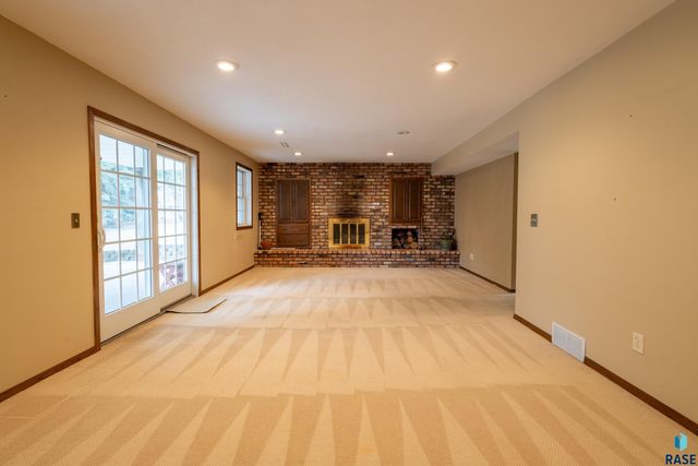 5909 W Chadwick Pl Place, Sioux Falls, SD 57106