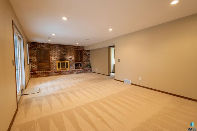 5909 W Chadwick Pl Place, Sioux Falls, SD 57106