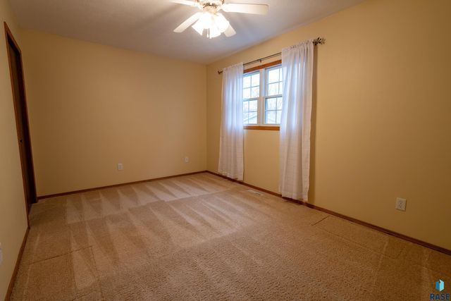 5909 W Chadwick Pl Place, Sioux Falls, SD 57106