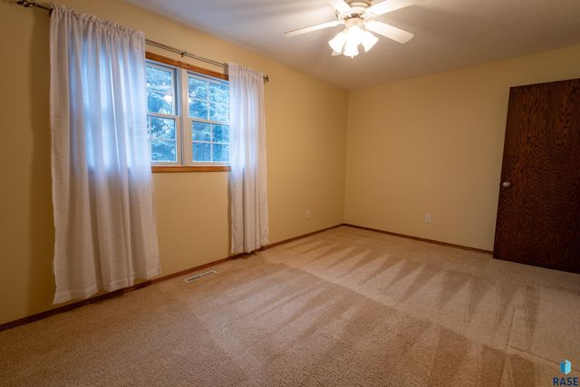 5909 W Chadwick Pl Place, Sioux Falls, SD 57106