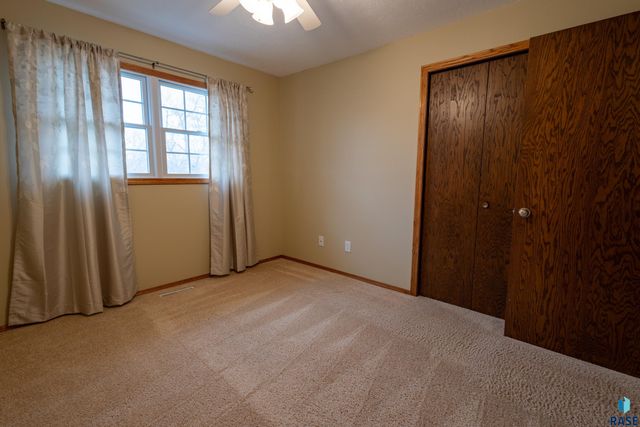 5909 W Chadwick Pl Place, Sioux Falls, SD 57106