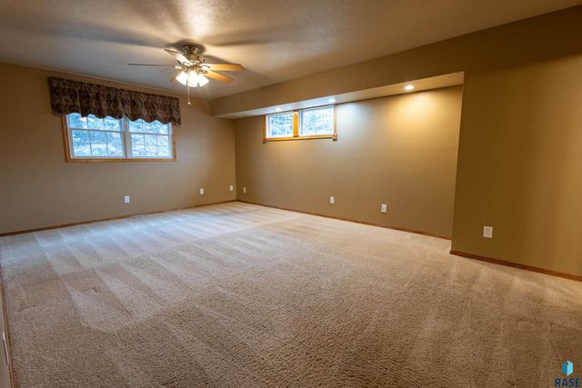 5909 W Chadwick Pl Place, Sioux Falls, SD 57106