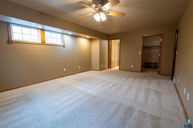 5909 W Chadwick Pl Place, Sioux Falls, SD 57106