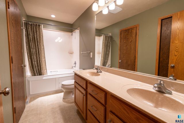 5909 W Chadwick Pl Place, Sioux Falls, SD 57106