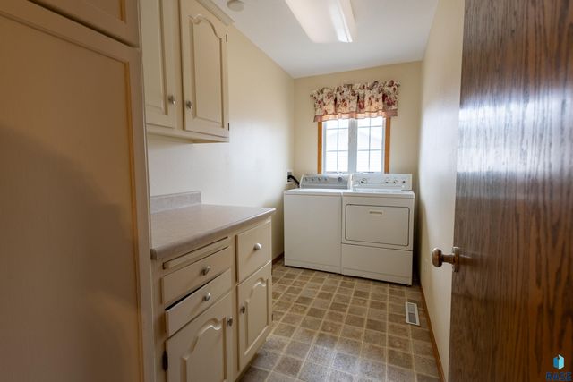 5909 W Chadwick Pl Place, Sioux Falls, SD 57106