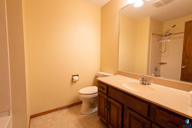 5909 W Chadwick Pl Place, Sioux Falls, SD 57106