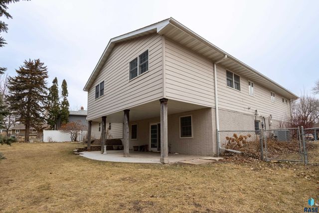 5909 W Chadwick Pl Place, Sioux Falls, SD 57106